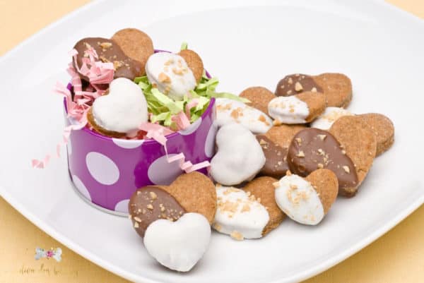 Want to make delicious dog treats to sell? In the Diva Dog Bakery course, you will also get delicious dog treat recipes you can start making and sell from home!