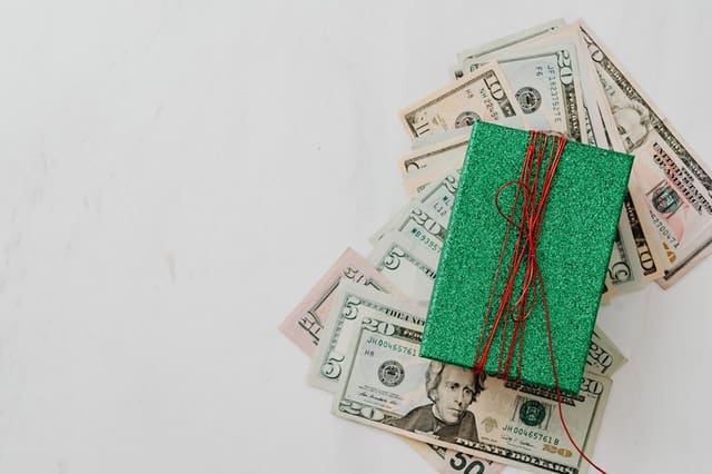 Want to save more during and after this Christmas? Check out these 7 awesome way to learn how you can save extra money over the holiday season!